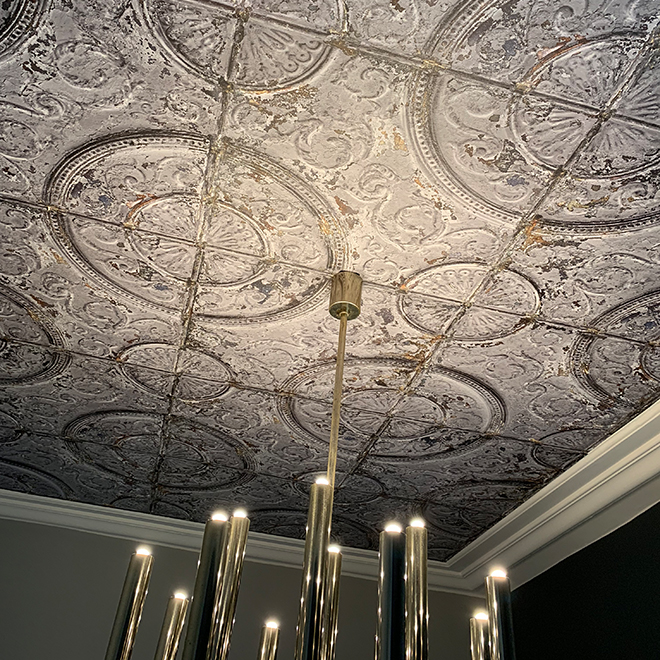 Plafond décoré avec une impression sur toile, effet vieux plafond.