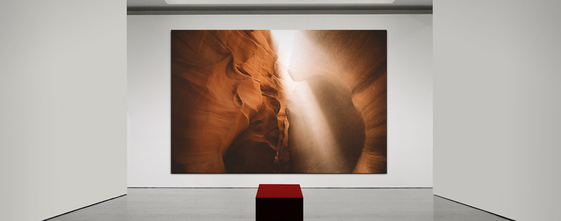 Salle d'exposition presentant une impression sur toile, visuel canyon.
